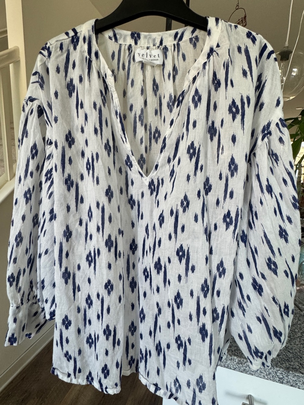 Velvet by Graham & Spencer White and Navy Printed V-Neck Peasant Blouse